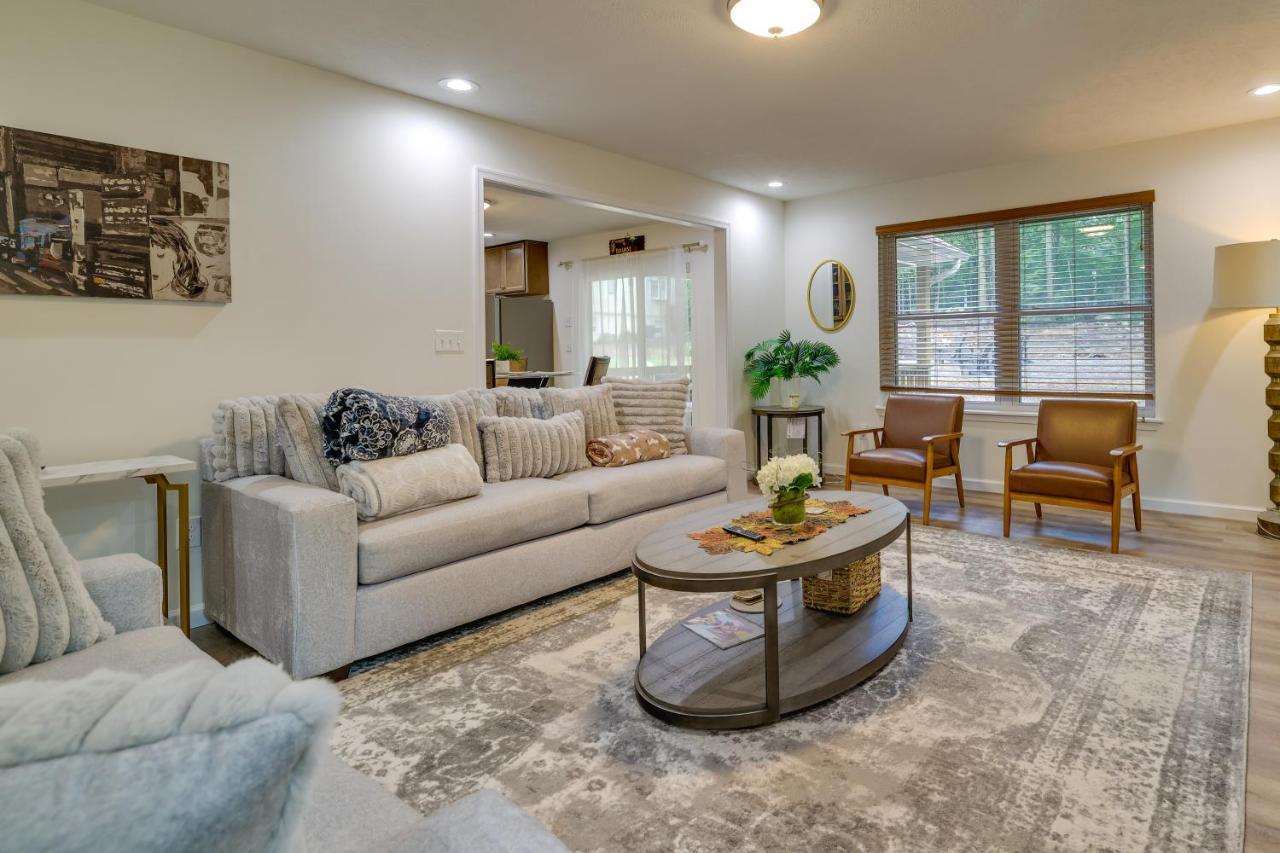 Holiday home Spacious With Pool Table And Fire Pit!