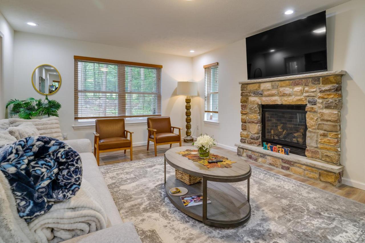 Spacious With Pool Table And Fire Pit! Holiday home Tobyhanna