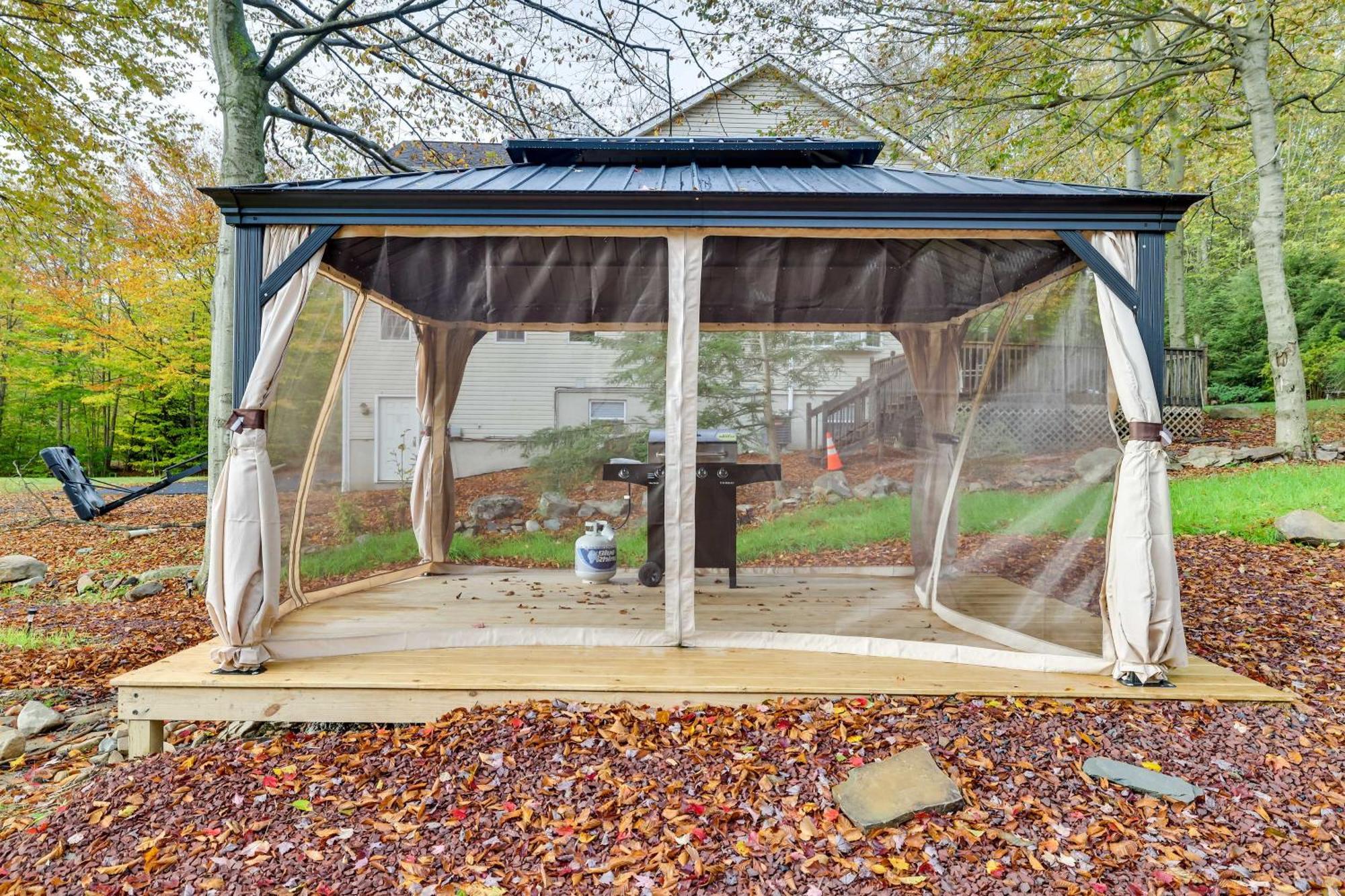 Holiday home Spacious With Pool Table And Fire Pit!