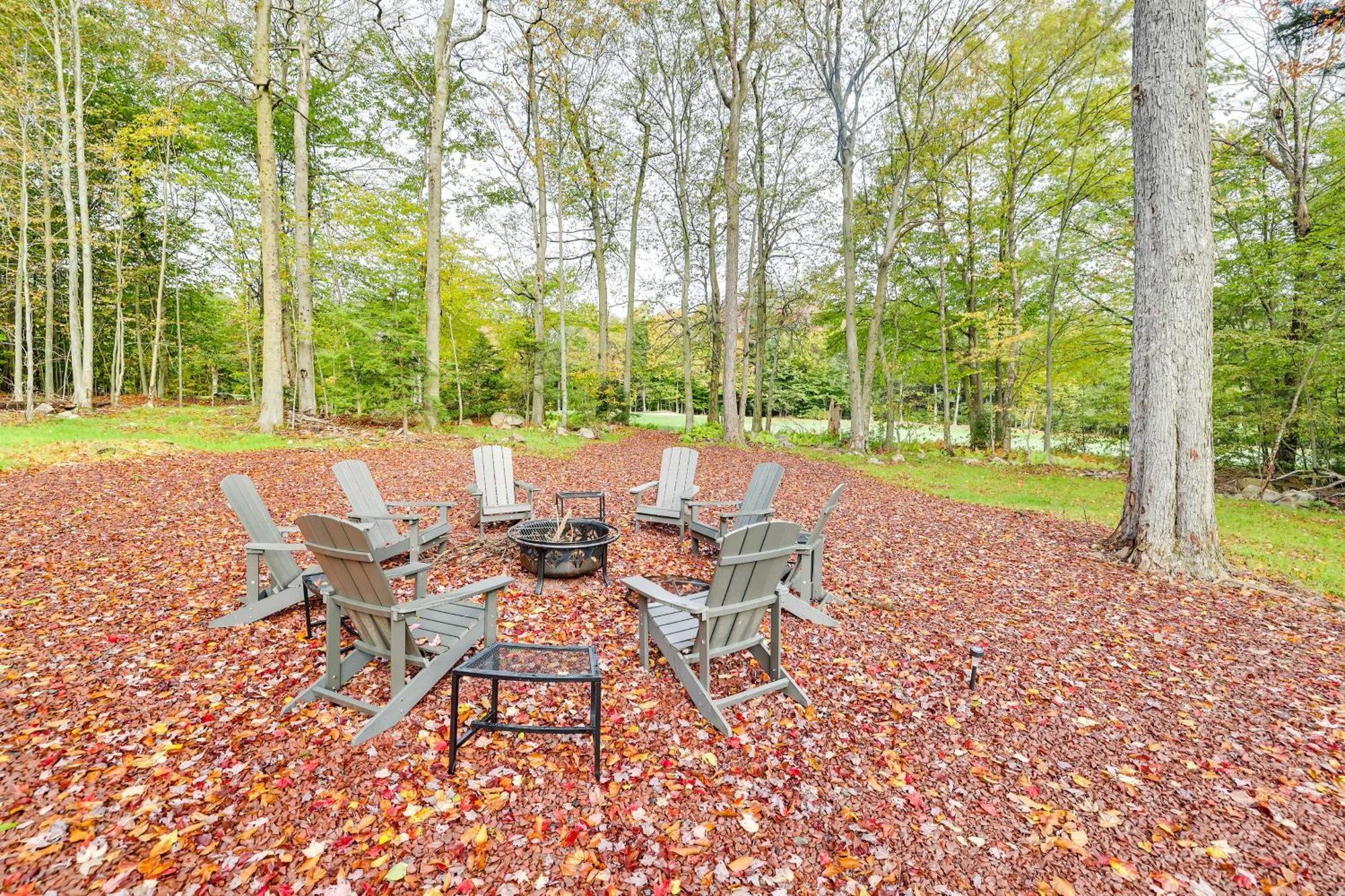 Holiday home Spacious With Pool Table And Fire Pit!